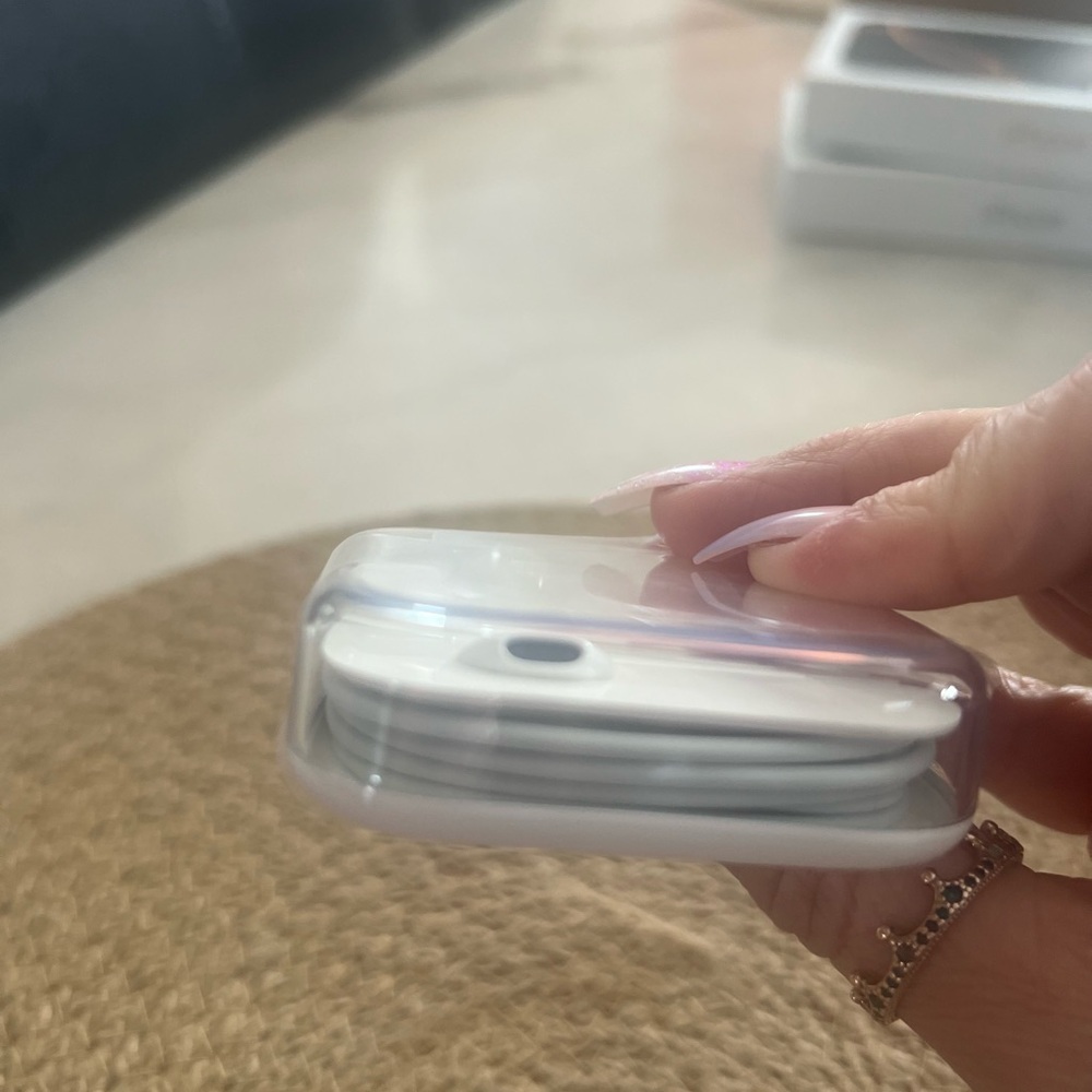 APPLE HEADPHONES WIRED - Picture 3 of 4